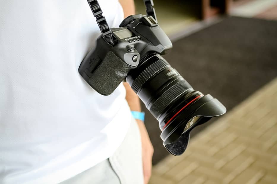 Camera fotografica no pescoco de um homem com roup 2024 12 04 03 58 50 utc(1)